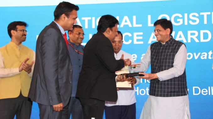 Mr Jibu Itty receiving award from Shri Piyush Goyal_2.jpg